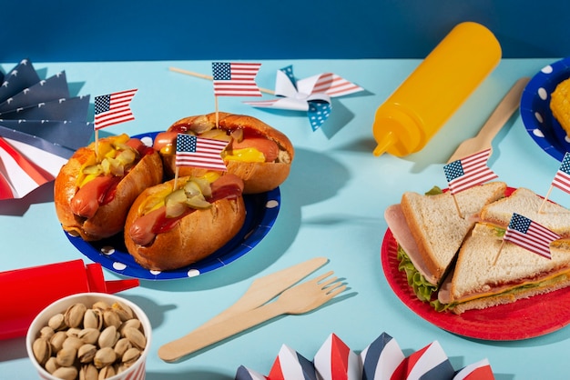 Foto gratuita deliziosi hot dog per la festa del lavoro degli stati uniti