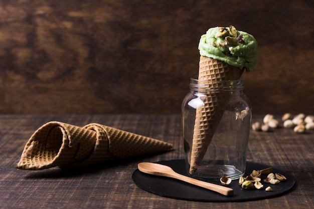 Free photo delicious ice cream cones with pistachio