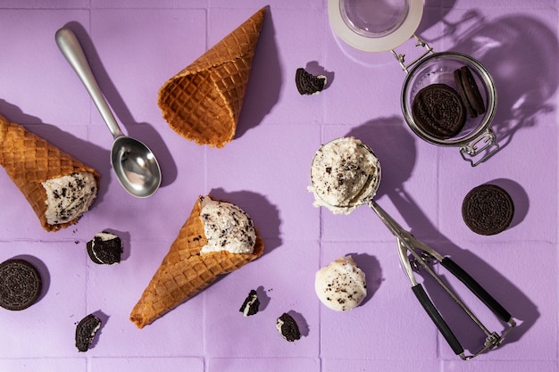 Вкусное мороженое и печенье на плоской тарелке