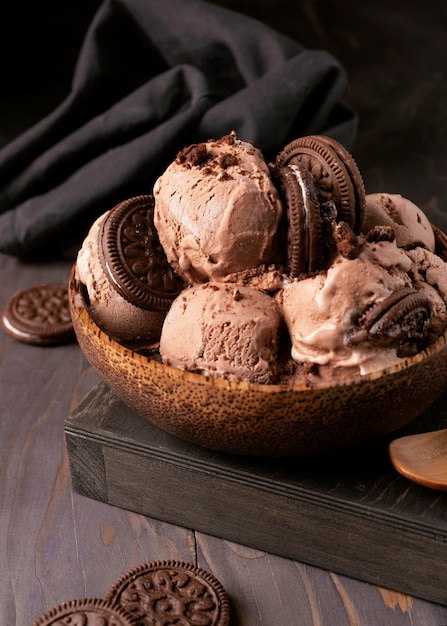 Foto gratuita delizioso gelato e biscotti ad alto angolo