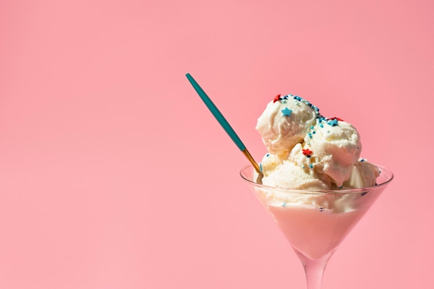 Бесплатное фото Вкусное мороженое на стеклянной чашке
