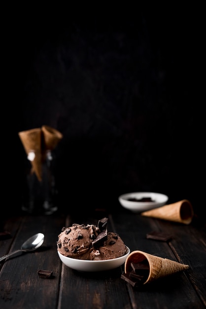 テーブルの上のおいしいアイスクリーム