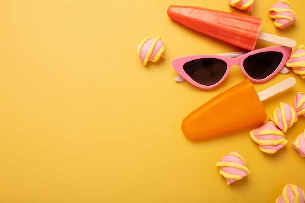 Free photo delicious ice cream pop stickles with sunglasses