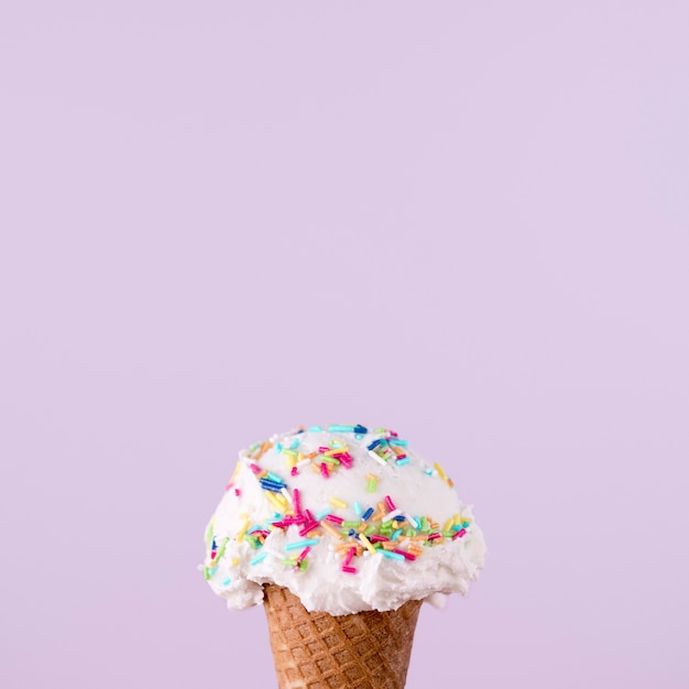 Foto gratuita delizioso gelato con caramelle in cima