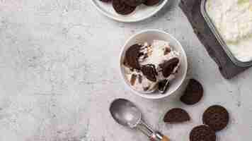 Free photo delicious ice cream with cookies flat lay