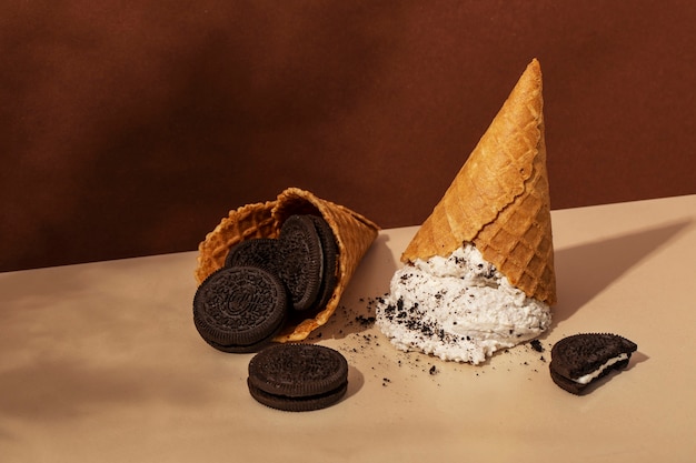 Foto gratuita delizioso gelato con biscotti ad angolo alto