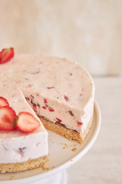 쿠키 바닥과 딸기를 곁들인 맛있는 아이스 요거트 케이크