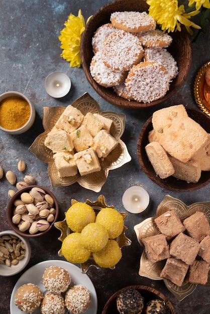 Foto gratuita delizioso dessert indiano sul piatto sopra la vista