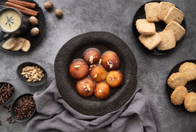 Foto gratuita delizioso dessert indiano sopra la vista