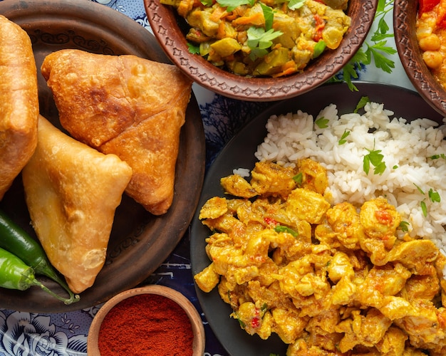 Foto gratuita delizioso cibo indiano sul vassoio piatto laici