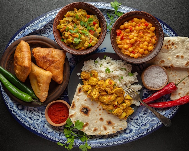 Вкусная индийская еда на подносе