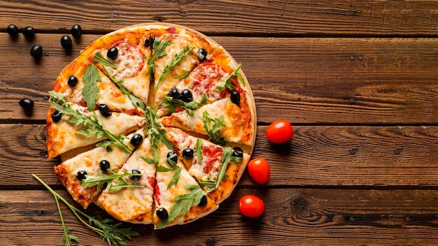 無料写真 木製のテーブルに美味しいイタリアンピザ