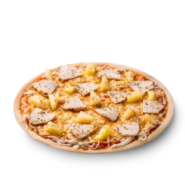 白い背景にパイナップルと鶏ササミを分離したおいしいイタリアンピザ。静物。コピースペース