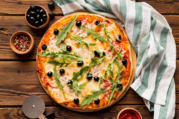 Вкусная итальянская пицца на деревянном столе