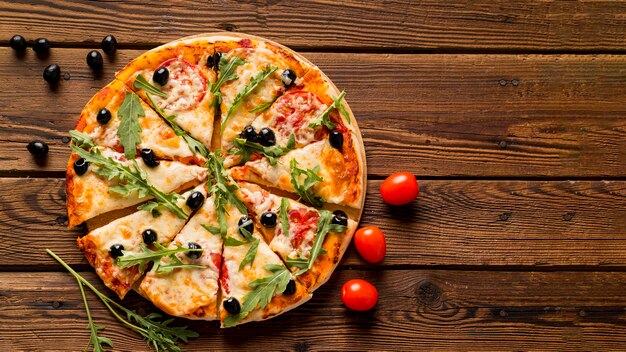 木製のテーブルに美味しいイタリアンピザ