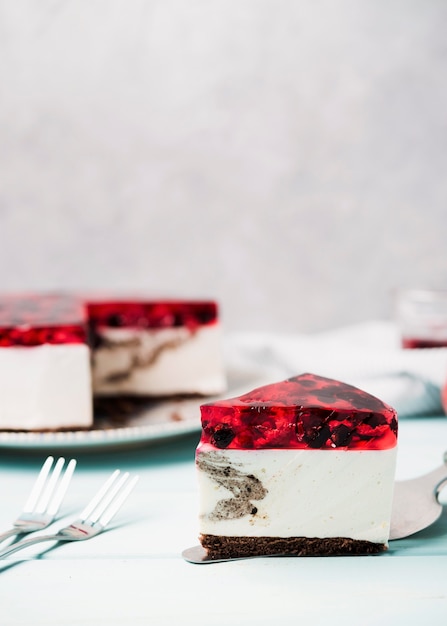 Free photo delicious jelly cake slice