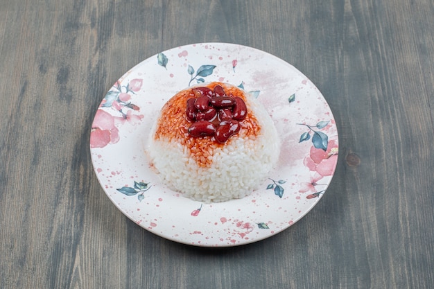 Free photo delicious kidney beans with rice on a wooden table