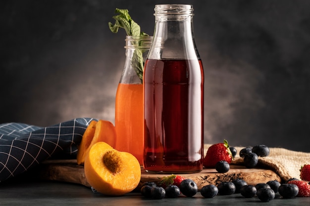 Foto gratuita deliziosa bottiglia di kombucha e frutti di bosco