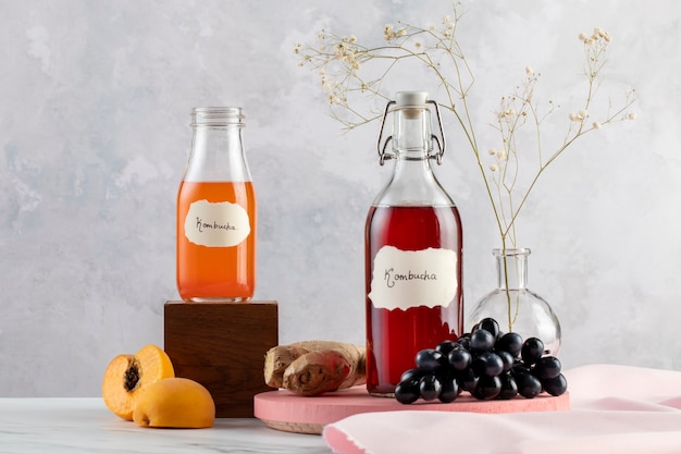 Foto gratuita deliziosa bottiglia di kombucha e frutta