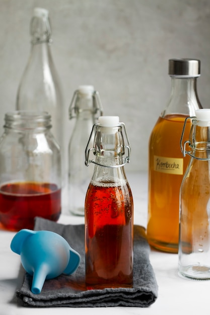 Foto gratuita deliziosa bottiglia di kombucha ancora in vita