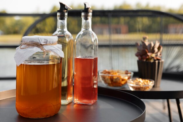 Foto gratuita delizioso kombucha in barattolo all'aperto