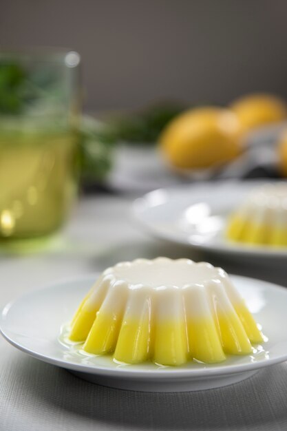 Вкусный лимонный десерт на тарелке