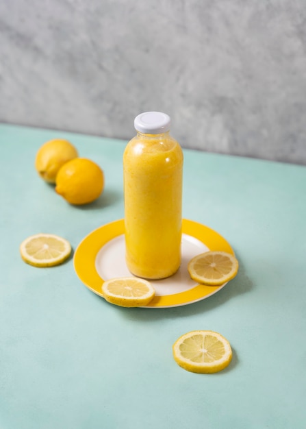 Foto gratuita delizioso succo di limone in bottiglia