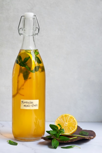 Foto gratuita deliziosa bottiglia di kombucha al limone ancora in vita