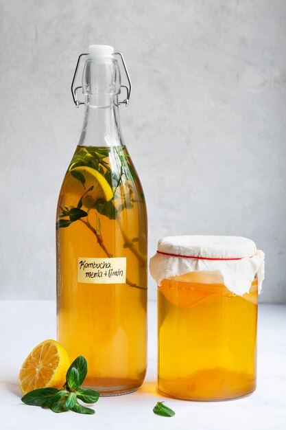 Вкусный лимонный натюрморт из бутылки чайного гриба