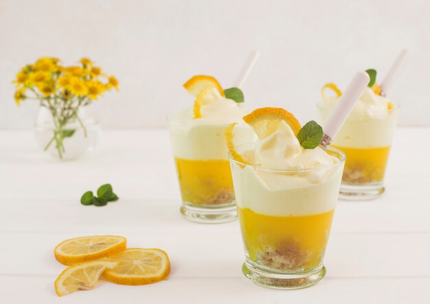 Вкусный десерт из лимонного слоя