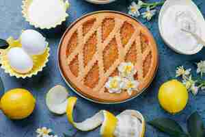 Бесплатное фото Вкусный лимонный пирог со свежими лимонами, вид сверху