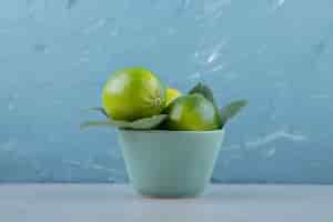 Бесплатное фото Вкусные фрукты извести в синей миске.
