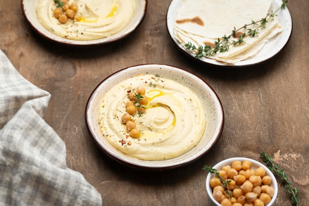 Foto gratuita deliziosi piatti di cucina locale