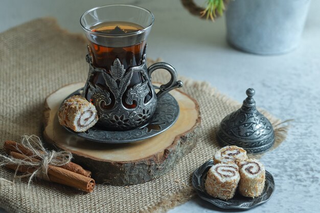맛있는 lokum 디저트와 돌 표면에 차 한잔.