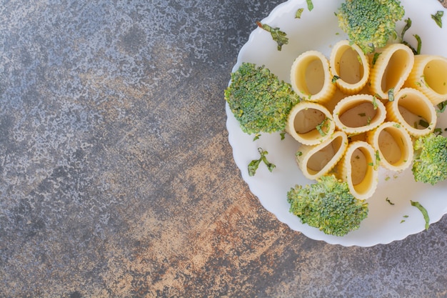 Foto gratuita maccheroni deliziosi sulla zolla bianca