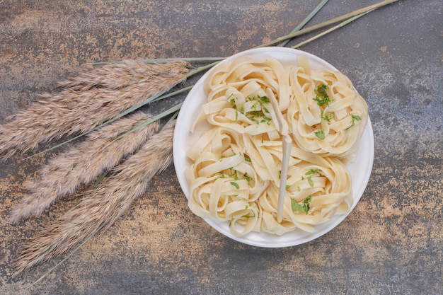 Foto gratuita maccheroni deliziosi sulla zolla bianca