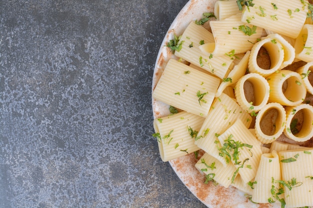 Foto gratuita maccheroni deliziosi sulla zolla bianca