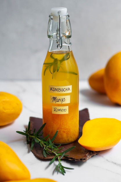 Foto gratuita deliziosa bottiglia di mango kombucha ancora in vita