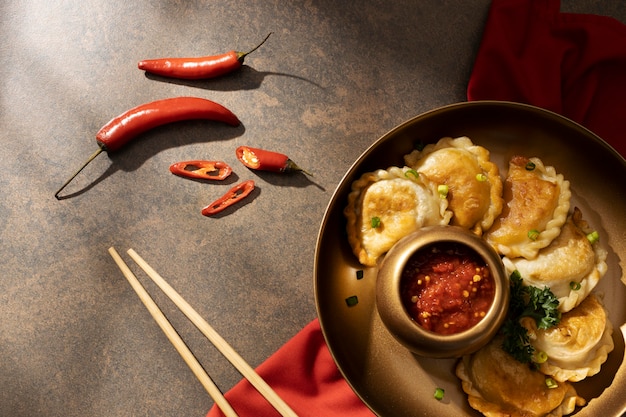 Foto gratuita pasto delizioso con arrangiamento di sambal?