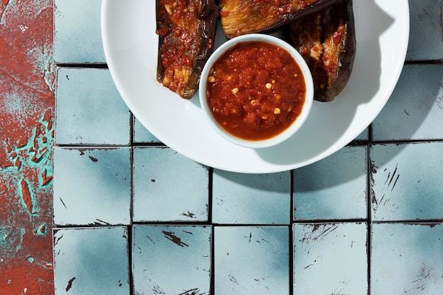 Foto gratuita pasto delizioso con composizione di sambal