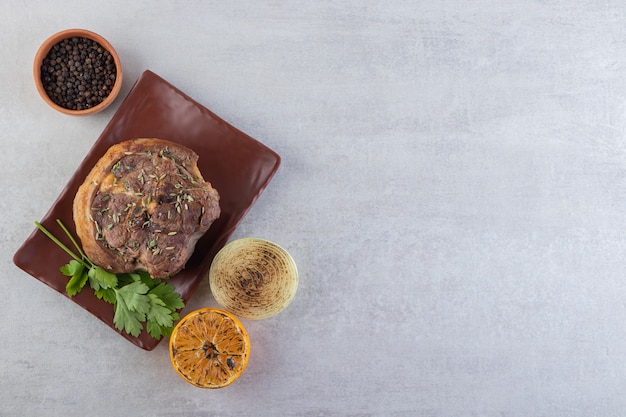 Carne deliziosa con sfondo di fette di limone e pepe