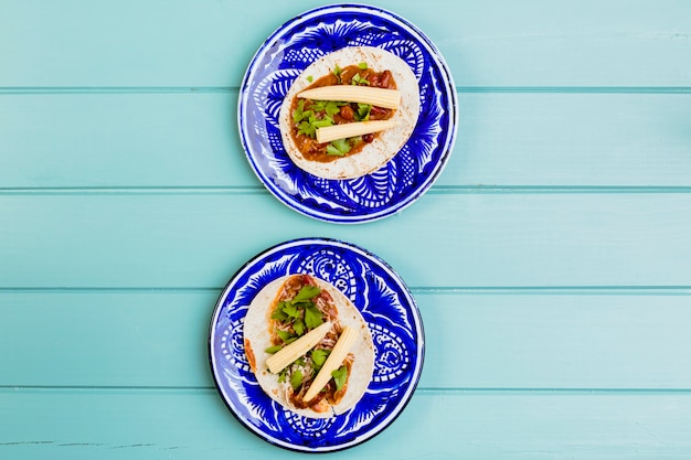 Foto gratuita delizioso cibo messicano sui piatti