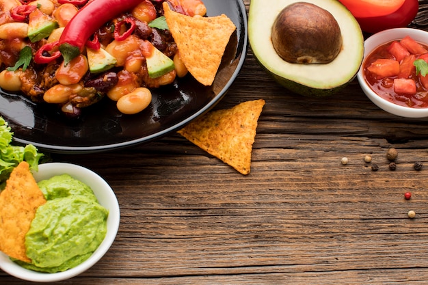 Вкусная мексиканская еда с гуакамоле, готовая к употреблению