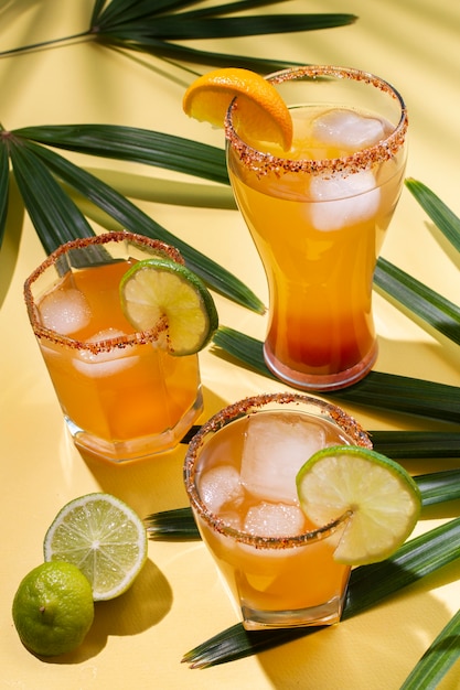 Foto gratuita deliziosa composizione di bevande michelada