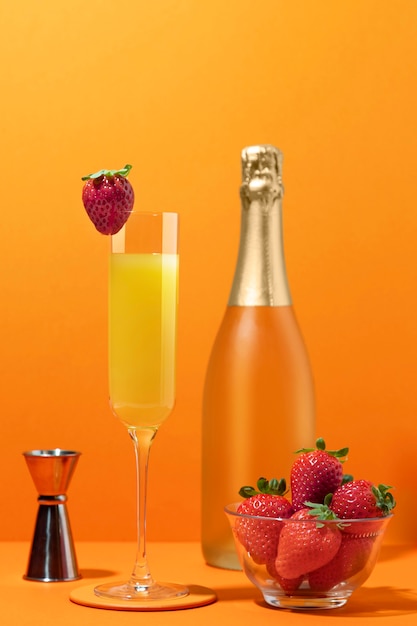 Бесплатное фото Вкусный коктейль мимозы на оранжевом фоне