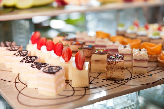 Foto gratuita deliziosi mini torte sul tavolo del buffet