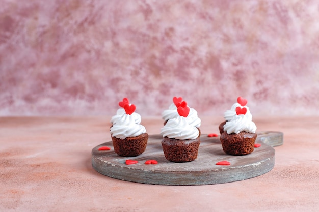 Foto gratuita deliziosi mini cupcakes al cioccolato per san valentino.