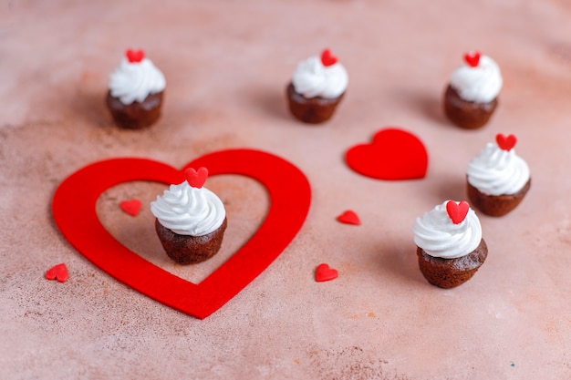 Foto gratuita deliziosi mini cupcakes al cioccolato per san valentino.