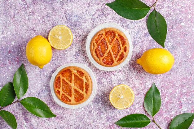 Mini torte deliziose al limone con limoni freschi, vista dall'alto