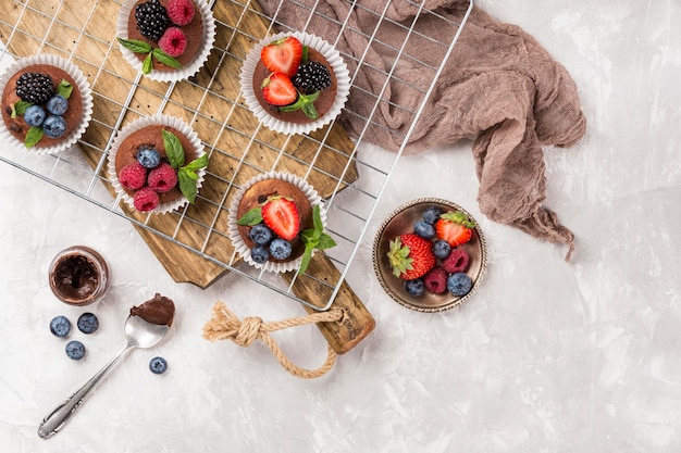 Free photo delicious muffins and cloth